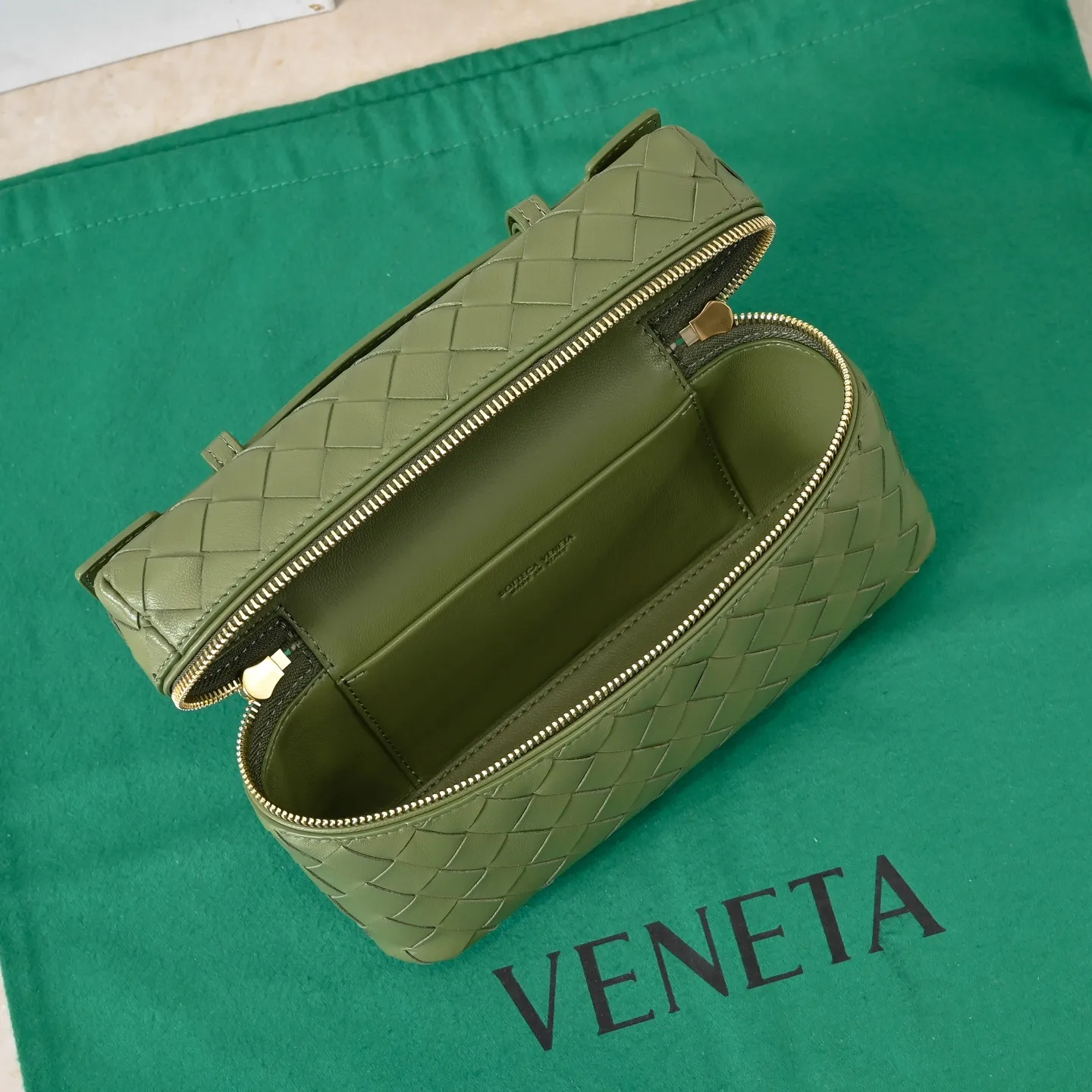 Batch 1360 Bottega Veneta 24 spring and summer woven zipper crossbody bag. A crossbody bag that can be used as a cosmetic bag. The exquisite weaving and compact body are an indispensable accessory for the upcoming summer. The double zipper also better protects the bag. It has a large capacity. If you like it, don’t miss it. Style number: 9109 Size: 22*12.5*5cm